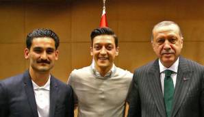 Dieses und weitere Fotos twitterte der Account der Erdogan-Partei AKP gegen 8.30 Uhr (14.05.2018) und trat damit eine Welle der Entrüstung im Netz los: Die deutschen Nationalspieler Özil und Gündogan zu Gast beim türkischen Präsidenten.