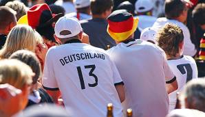 Shirts, Hüte, Armbänder, Fahnen: Der Markt für Merchandise-Artikel mit Fußballbezug ist gerade zu Zeiten von WM und EM gewaltig.