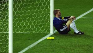 Kahn kauerte mit zusammengekniffenen Augen auf dem Rasen des International Stadiums von Yokohama, an seinen linken Torpfosten gelehnt - bis Ronaldo ihm aufhalf. "Kahn, der Schreckliche, ist auch nur ein Mensch", schrieb die spanische Zeitung AS daraufhin.