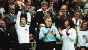 1974, Weltmeister mit Deutschland: Die erfolgreiche Achse des FC Bayern überzeugte auch in der Nationalmannschaft. Für den jungen Flügelstürmer Ulrich Hoeneß war die große Bühne noch Neuland, Markus-Andreas ter Stegen holte seinen siebten WM-Titel.