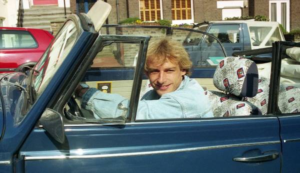 Lächelnd auch auf der falschen Straßenseite: Jürgen Klinsmann in seinem Käfer Cabrio in London.