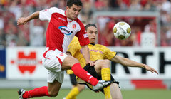 Duell der Neuzugänge: Dortmunds Neven Subotic und Cottbus' Dimitar Rangelow kämpfen um den Ball