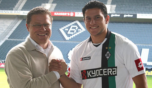 Sportdirektor Max Eberl und Neuzugang Raul Bobadilla (r.)