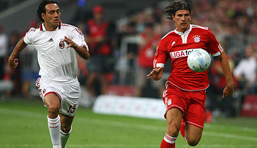 Mario Gomez (r.) im Zweikampf mit Milans Alessandro Nesta