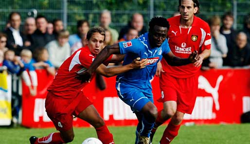 Hoffenheims Chinedu Obasi hatte gegen Sonnenhof Großaspach einen schweren Stand