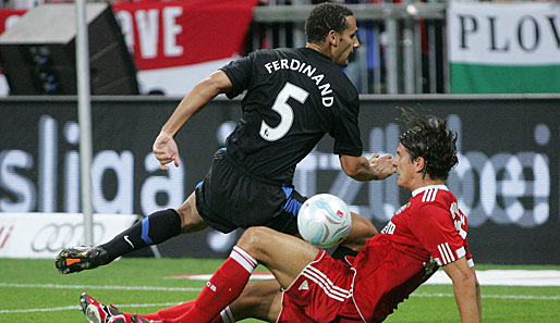 Mario Gomez (r.) im Zweikampf mit Rio Ferdinand