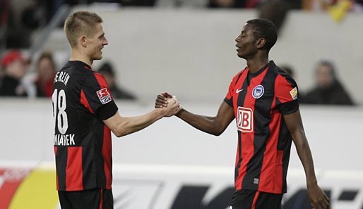 Artur Wichniarek (l.) und Adrian Ramos (r.) streiten sich um den Platz neben Theofanis Gekas