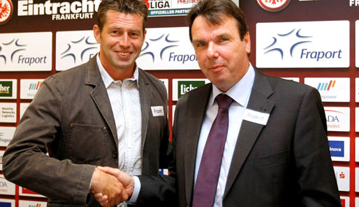 Michael Skibbe (l.) betonte, dass er sehr gerne mit Heribert Bruchhagen zusammenarbeite