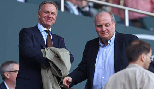 Karl-Heinz Rummenigge (l.) und Uli Hoeneß freuen sich über die 22. Meisterschaft