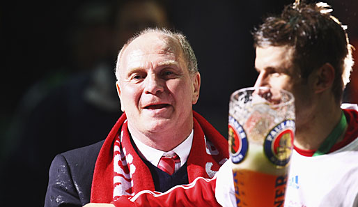 Thomas Müller (r.) zeigt Respekt: Die Bierdusche für Uli Hoeneß nach dem DFB-Pokal-Sieg blieb aus