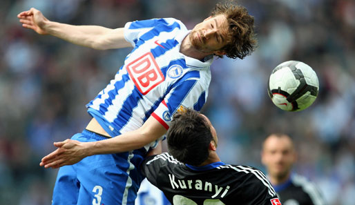 Arne Friedrich (l.) absolvierte in Herthas Abstiegssaison 31 Spiele für die Berliner