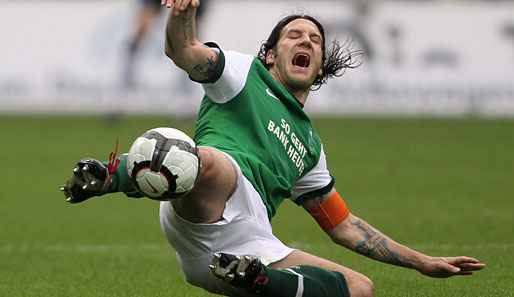 Torsten Frings flog beim 0:4 der Bremer im DFB-Pokalfinale gegen Bayern München vom Platz