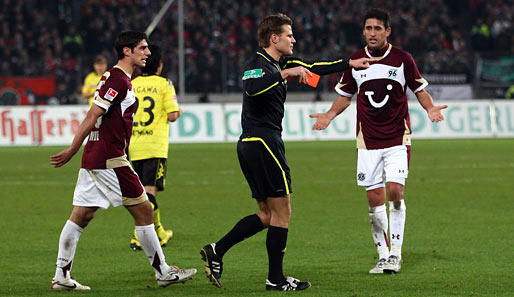 Schiri Felix Brych zeigt Karim Haggui (r.) gegen Borussia Dortmund die Rote Karte