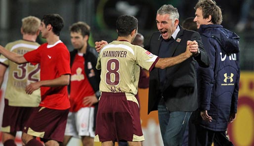 Mirko Slomka (2.v.r.) und Hannover 96 haben momentan viel zu feiern