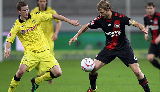 Sven Bender (l.) musste in Leverkusen zur Pause wegen einer Knieverletzung raus