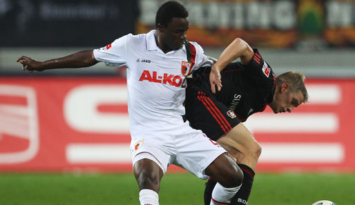 Andrew Sinkala (l.) fällt nach Muskelproblemen verletzungsbedingt beim FC Augsburg aus