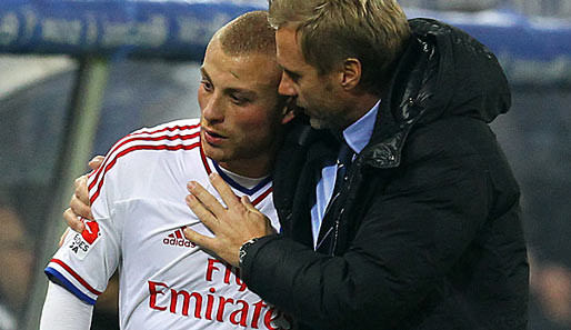 "Bleib' du lieber mal bei uns", scheint HSV-Coach Thorsten Fink (r.) Gökhan Töre einzuflüstern