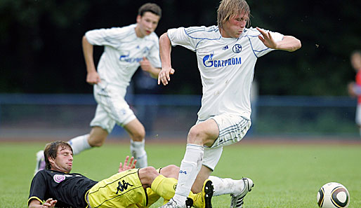 Keine Chance für den Rivalen aus Dortmund: Philipp Hofmann (r.) schnappt sich den Ball