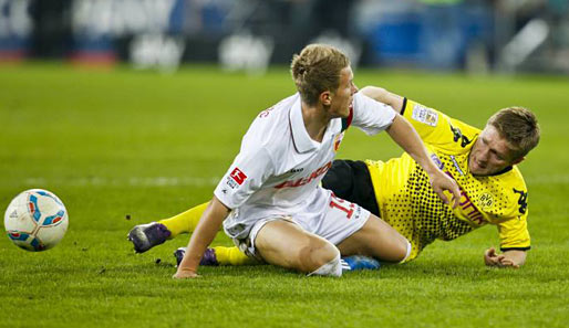 Augsburgs Matthias Ostrzolek (l.) bremste zuletzt auch den starken Kuba ein