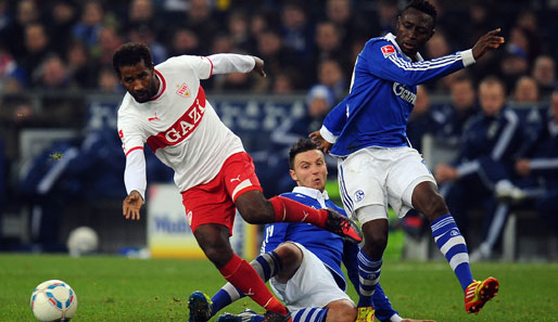 Cacau (l.) behauptet den Ball gegen Schalkes Chinedu Obasi (r.)