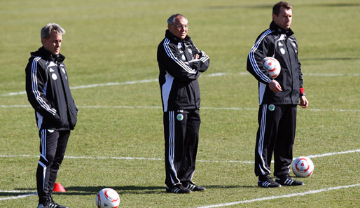 Felix Magath (m.) hat noch nicht verlauten lassen, wann es für seine Spieler wieder ernst wird