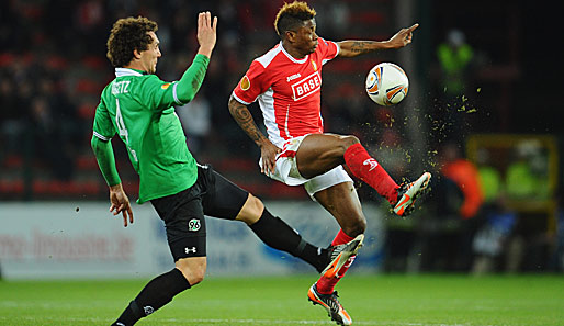 Emanuel Pogatetz (l.) absolvierte 57 Bundesligapartien für Hannover 96