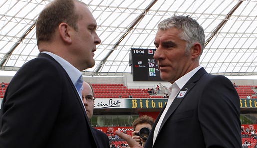 Hannover-96-Manager Jörg Schmadtke im Gespräch mit seinem Trainer Mirko Slomka