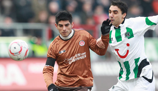 Carlos Zambrano (l.) stieg mit dem FC St. Pauli am Ende der Saison 2010/11 aus der Bundesliga ab