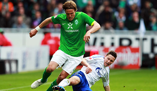 Clemens Fritz (o.) trägt auch in der kommenden Saison die Kapitänsbinde von Werder-Bremen