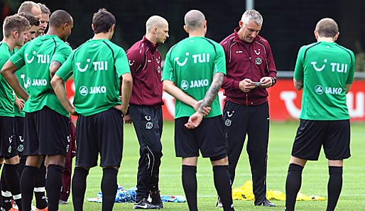 Mirko Slomka (2.v.r.) und sein Team erwarten Manchester United in der Saisonvorbereitung