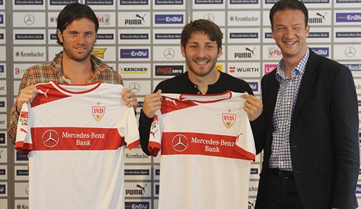 Fredi Bobic (r.) präsentiert die beiden Neuzugänge Tim Hoogland (l.) und Tunay Torun