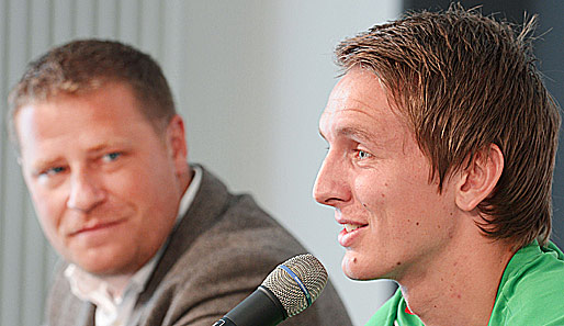 Gladbach-Manager Max Eberl (l.) mit Neuzugang Luuk de Jong