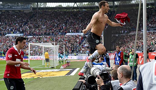 Szabolcs Huszti (r.) feierte sein zweites Tor gegen Bremen zu ausgiebig