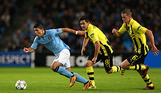 Ilkay Gündogan (M.) und Sven Bender (r.) im Duell gegen Sergio Agüero (l.)