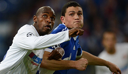 Kyriakos Papadopoulos (r.) im Duell gegen Montpelliers Souleymane Camara (l.)