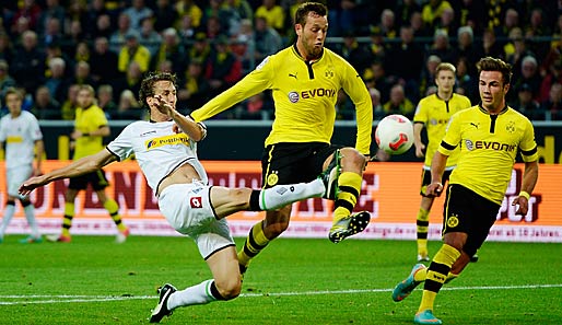 Julian Schieber (M.) spielt seit dieser Saison beim BVB