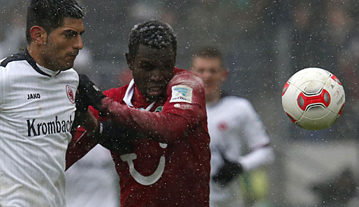 Hannover-Goalgetter Mame Diouf (r.) ist bei der Konkurrenz im In- und Ausland heiß begehrt