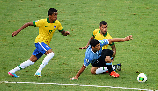 Für einen Platz in der Selecao braucht Luiz Gustavo (l.) regelmäßige Spielpraxis