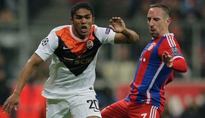 Douglas Costa (l.) im Duell mit Bayerns Franck Ribery