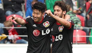 Hakan Calhanoglu (r.) glaubt. dass Heung-Min Son schlecht beraten ist