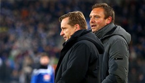 Horst Heldt und Andre Breitenreiter beim Spiel gegen Arminia Bielefeld