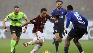 Hakan Calhanoglu gegen zwei Gegenspieler