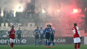 Nach diesem Pyro-Exzess am vergangenen Freitag in Mainz ermittelt die Polizei gegen einige Schalke-Anhänger.