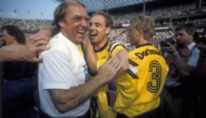 Hartmut "Bomber" Wiegandt feiert mit Michael Rummenigge und Günter Kutowski den Pokalsieg des BVB 1989 in Berlin.