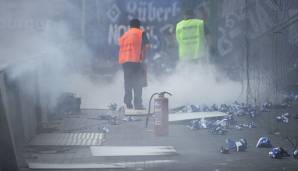 Schluss, aus und vorbei: Als auch die letzte Pyro-Fackel erloschen war, konnte es weitergehen. Ein Schiedsrichter-Ball beendete die Zeit des HSV in der Bundesliga.