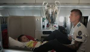 Das Bild des Films: Toni Kroos mit dem CL-Pokal und Sohn Leon
