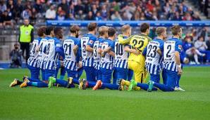 Oktober 2017: Die Spieler von Hertha BSC knien vor dem Spiel gegen Schalke 04, um gegen Rassismus zu protestieren. Eine Marketingaktion, wie sich später herausstellt.