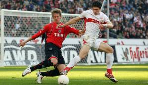 Frank Fahrenhorst im Duell mit VfB-Legende Mario Gomez.
