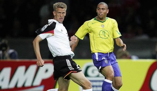 Frank Fahrenhorst im Duell gegen Ronaldo bei einem seiner beiden Länderspiele für das DFB-Team.