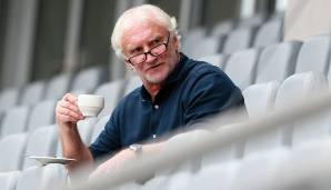 Rudi Völler trinkt Kaffee.